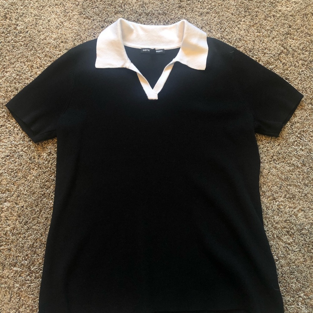 Short sleeve sweater with collar. Size medium.